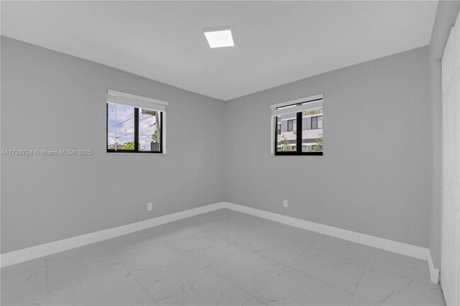 Building Photo - 2 bedroom in Hallandale FL 33009