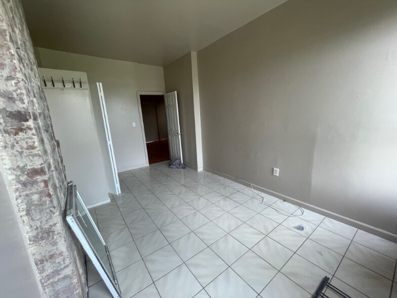 Building Photo - 636 Sheffield Ave