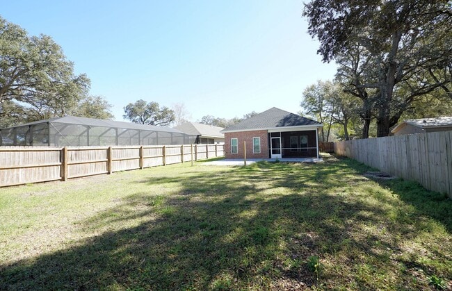 Building Photo - Four Bedroom Home