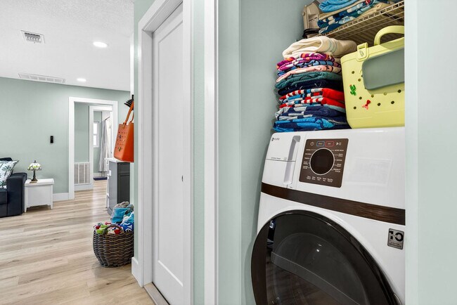 Building Photo - 1412 Gladys Cir