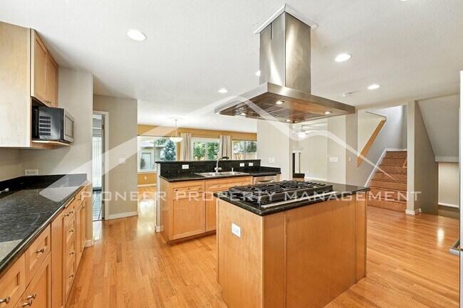 Building Photo - Luxury Meets Location – Impeccable 5BR Hom...