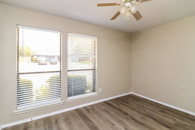 Building Photo - 721 Owens Dr