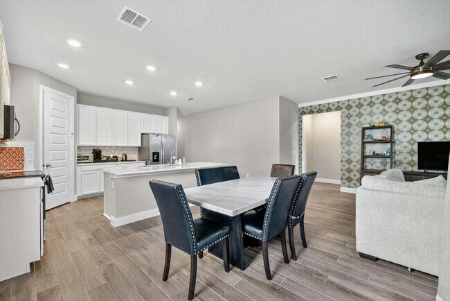 Building Photo - 6544 Cloverdale Ave