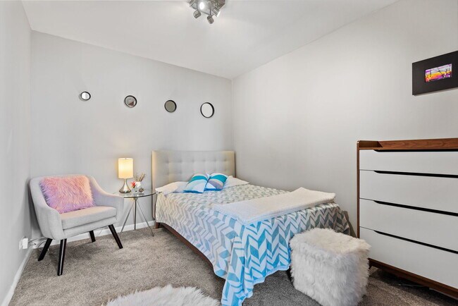 Building Photo - 111 E Chestnut St