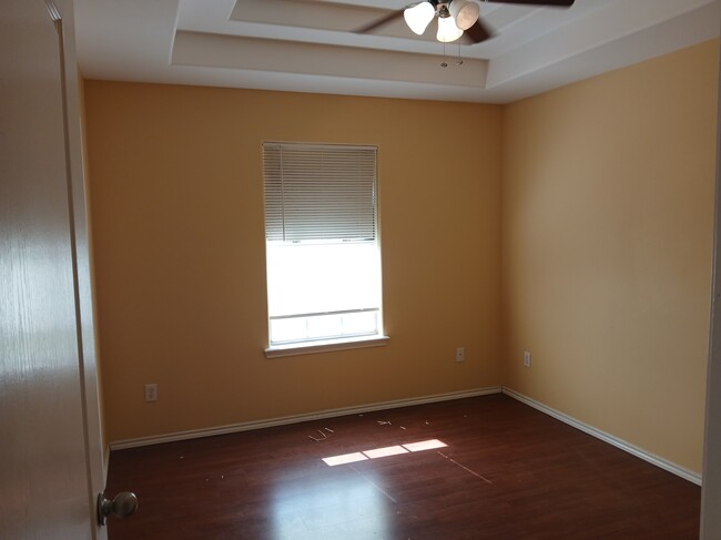 2nd, 3rd bedrooms are large , high ceilings - 413 Mississippi St