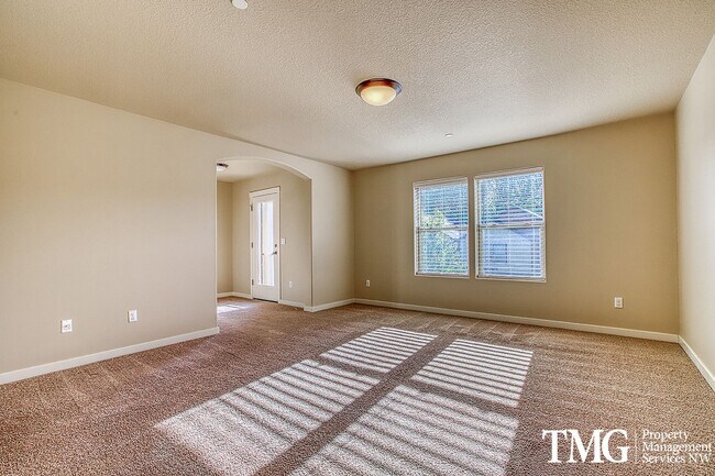 Building Photo - Contemporary 3 Bed 2.5 Bath Style Home in ...
