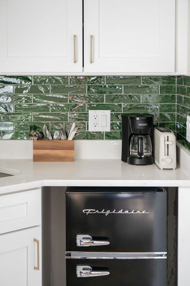 Building Photo - 113 S Henry St