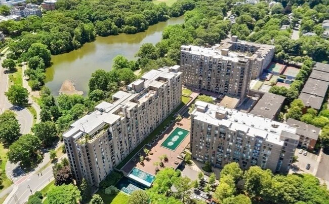 Building Photo - 77 Pond Ave