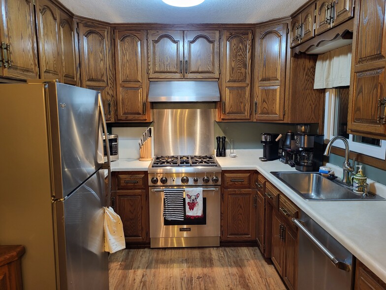 Kitchen with stainless steel high end Thermador gas range and dishwasher! - 8460 Red Oak Dr