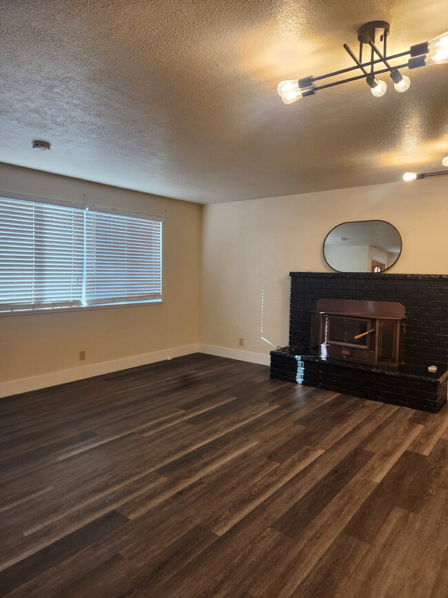 Building Photo - "Charming 3-Bed Boise Home with tons of ou...