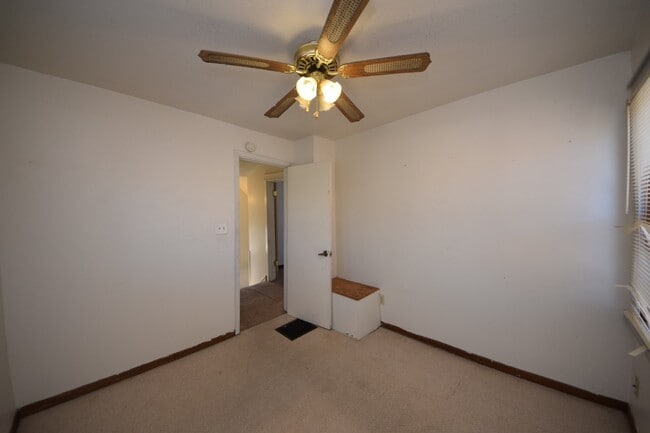 Building Photo - Spacious 2 bedroom, 1 bath home in highly ...