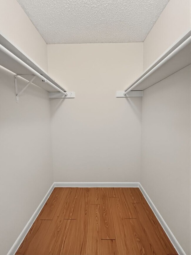 Building Photo - 3402 S Oak Dr