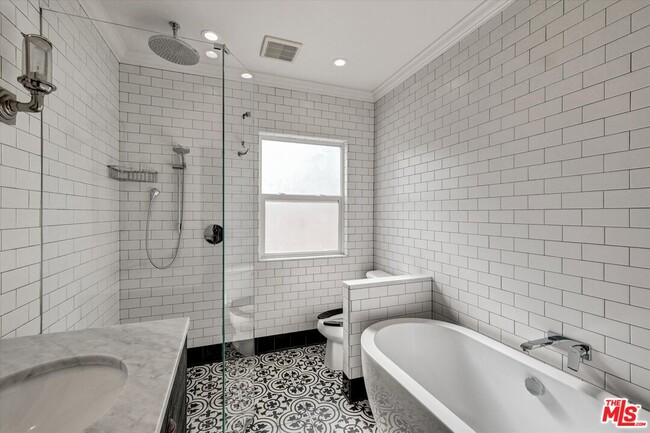 Building Photo - 135 N Gower St