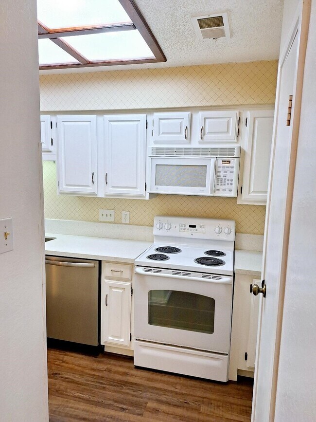 Building Photo - 921 Marine Dr