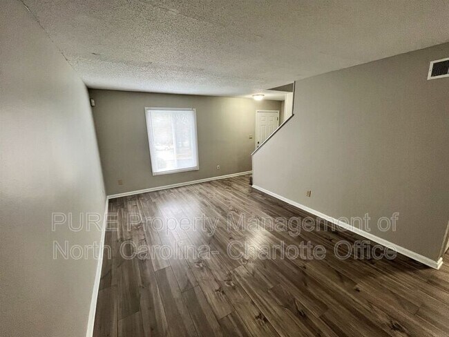 Building Photo - 1913 Mereview Ct