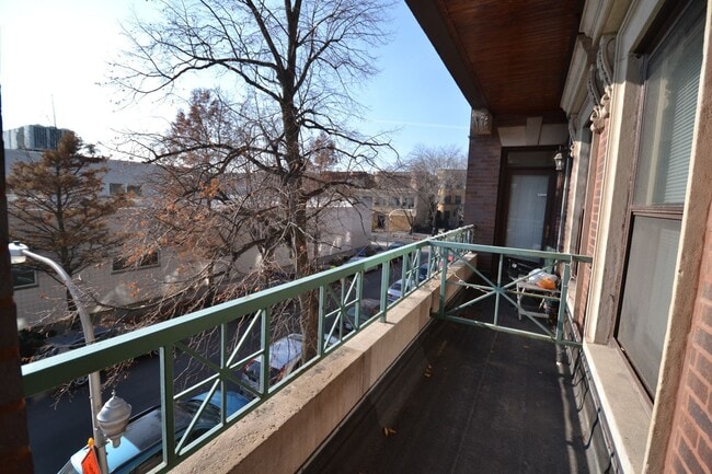 Building Photo - Pet Friendly 3 Bed 2 Bath Top Floor Unit