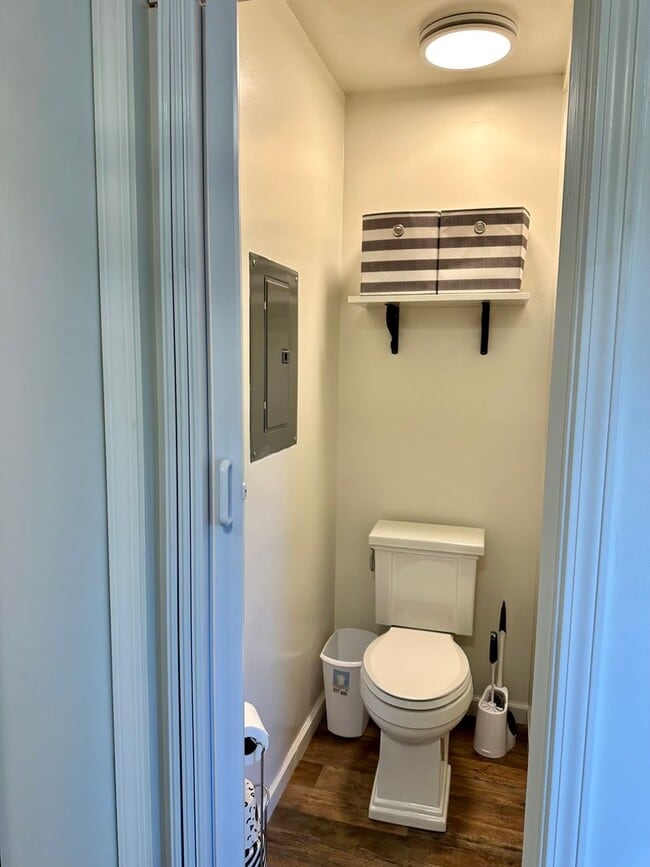 Building Photo - Studio Available in West Petaluma - Utilit...