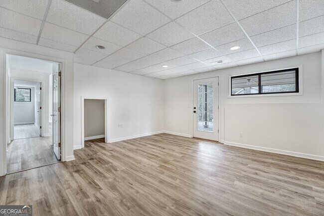 Building Photo - 75 Lakeshore Dr NW