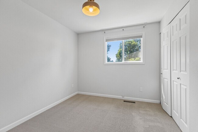 Building Photo - 3 bedroom 3 bath Finn Hill Kirkland