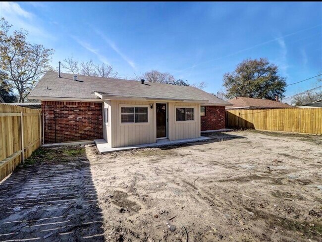 Building Photo - 501 Ladd St