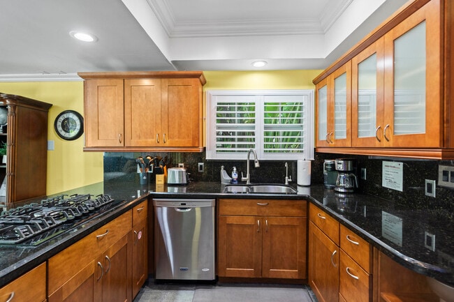 Building Photo - 614 SE 5th Ct