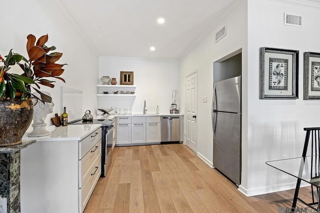 Building Photo - 7640 Lasalle Ave