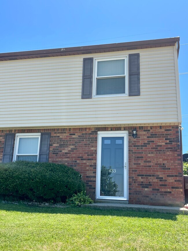 Building Photo - 433 Country Club Dr