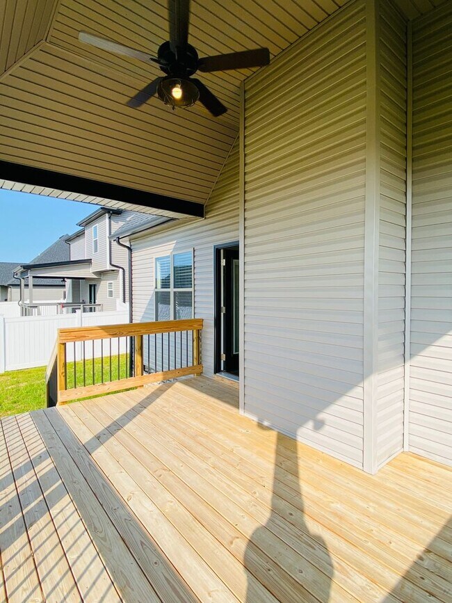 Building Photo - Luxury Home