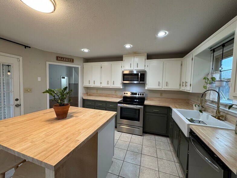 Building Photo - 1408 Scarlett O'Hara Ct