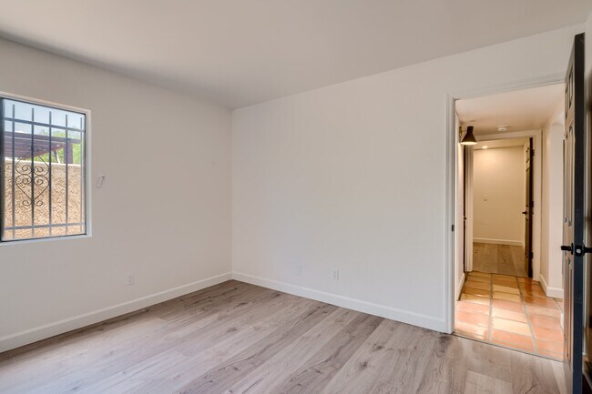 Access to Hall Bath - 5319 E Beverly Fair Dr