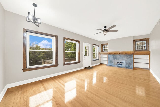 Building Photo - 1121 W Columbia Ave