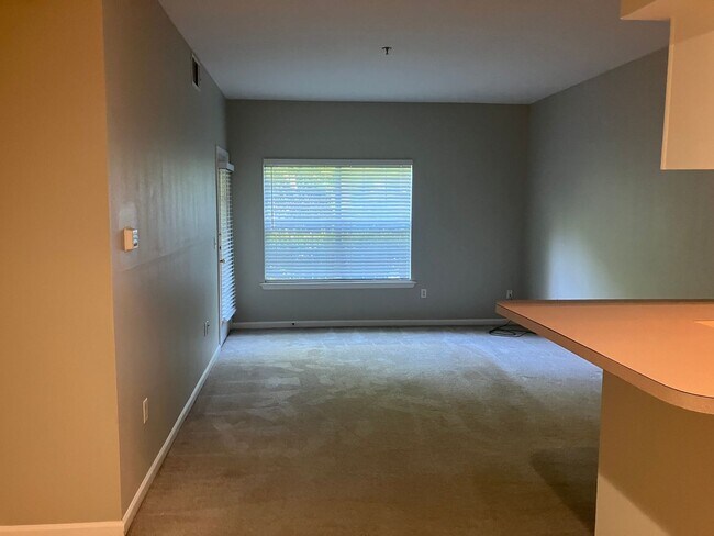Building Photo - 2 BR / 2 BA @ The Legends