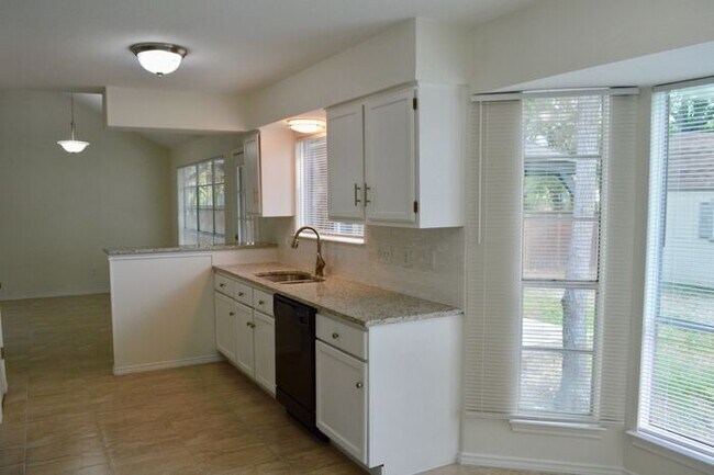 Building Photo - Freshly remodeled 3 bed 2 bath home!
