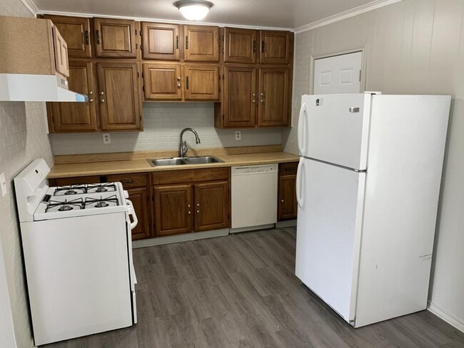 Building Photo - 204 E Fairchild Dr