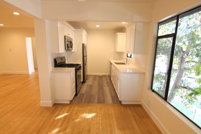 Building Photo - 1523 S Wooster St