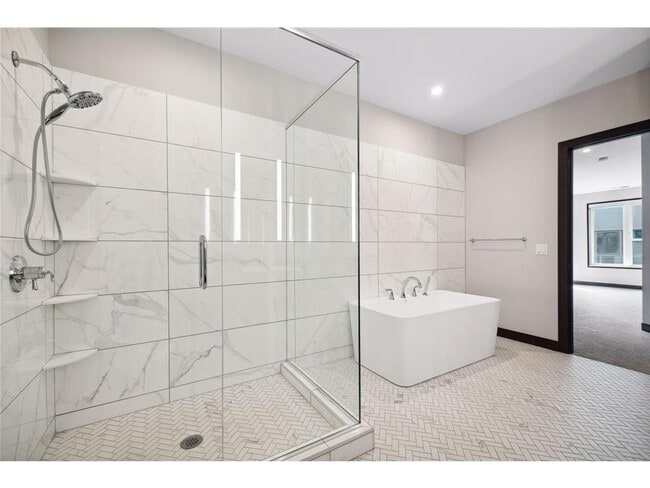 Building Photo - 253 Lake St E