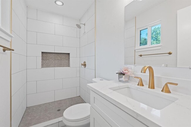 Building Photo - 711 Santa Rosa Dr