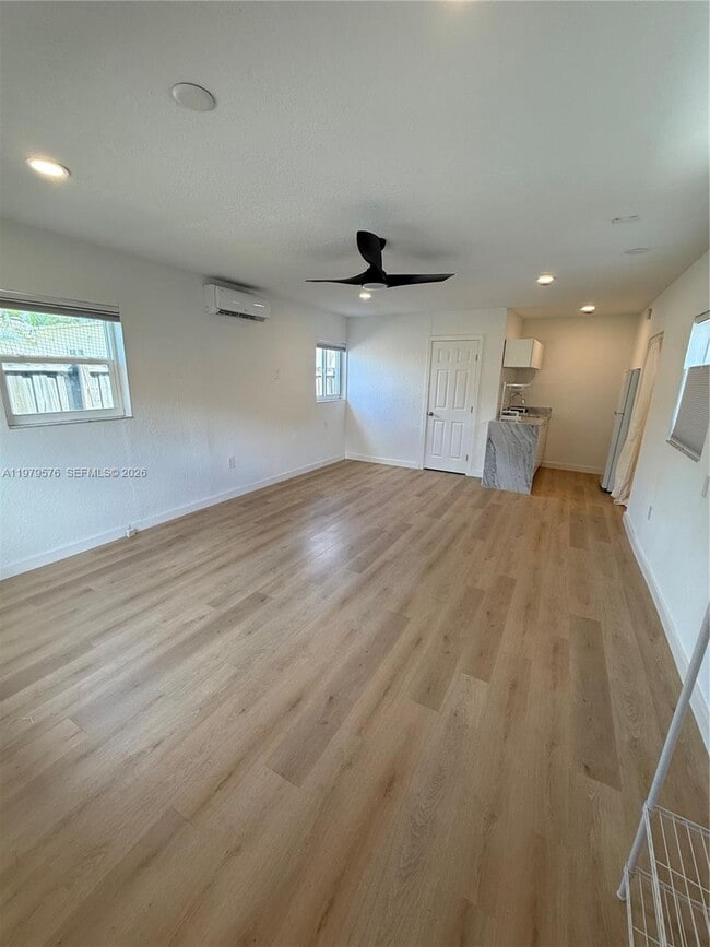 Building Photo - 2421 SW 26th Terrace