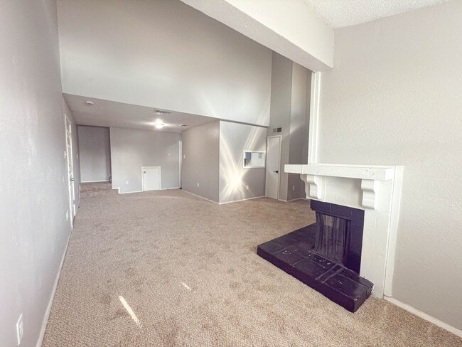 Building Photo - Two story townhouse style unit! Bedroom on second floor