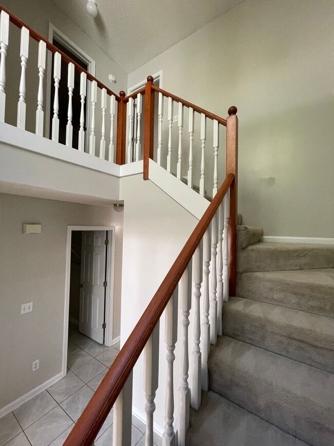 Building Photo - Foxhill Commons - 12 Month Minimal Lease!