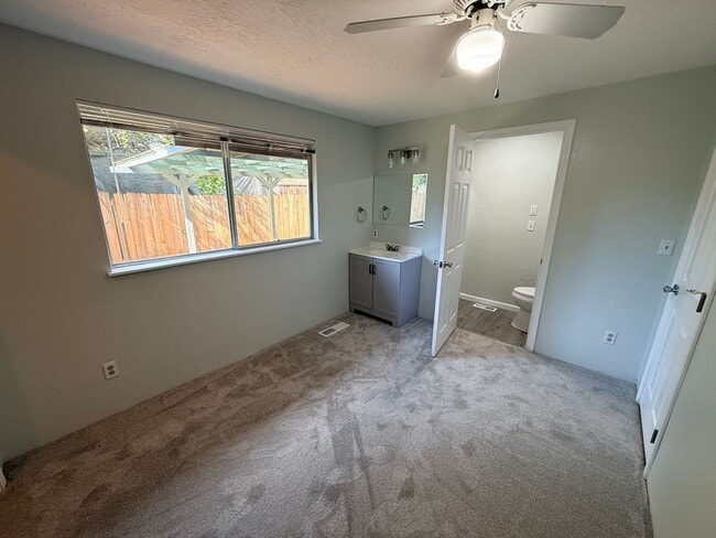 Building Photo - Newly renovated 1892sqft 4-bedroom, 3-bath home in Portland,