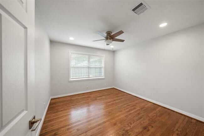 Building Photo - 9779 Westview Dr