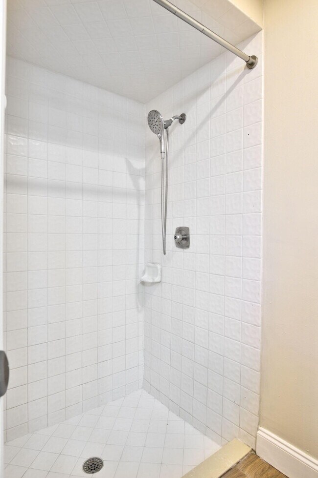 Building Photo - 6740 Lago Vista Terrace