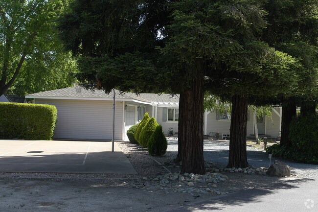 Primary Photo - 104 S Jackson Way