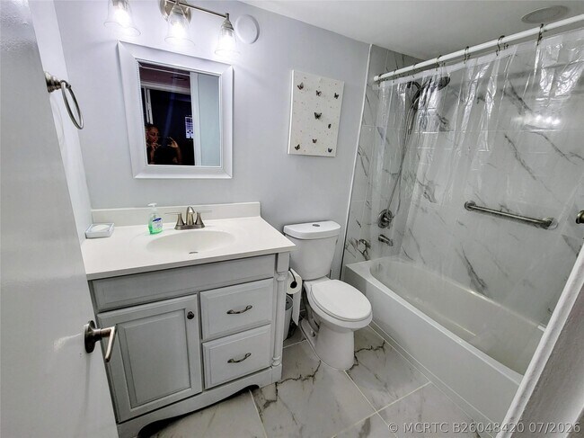 Building Photo - 9411 N Hollybrook Lake Dr
