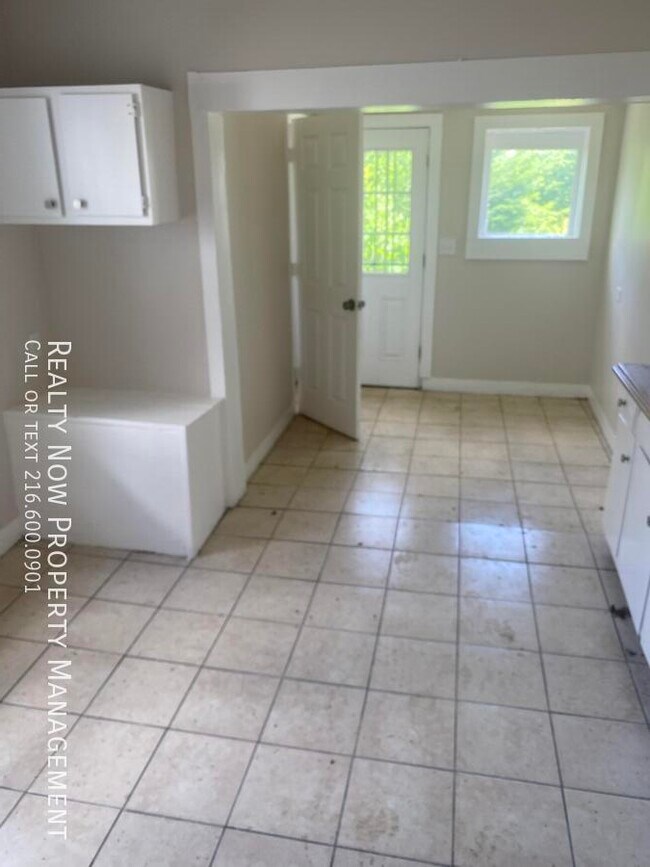 Building Photo - 2914 Woodbridge Ave