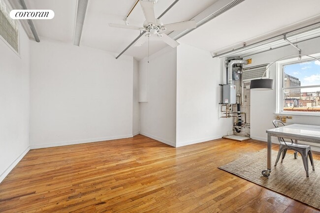 Building Photo - 405 E 13th St