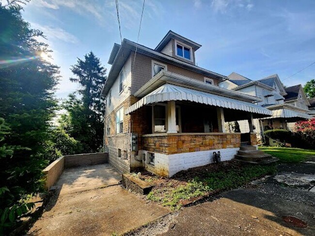 Building Photo - 305 Lyndhurst St