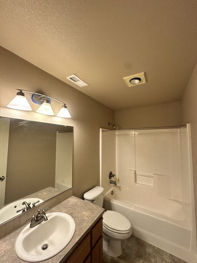 Building Photo - Beautiful 3-Bedroom Townhome in Hidden Glen