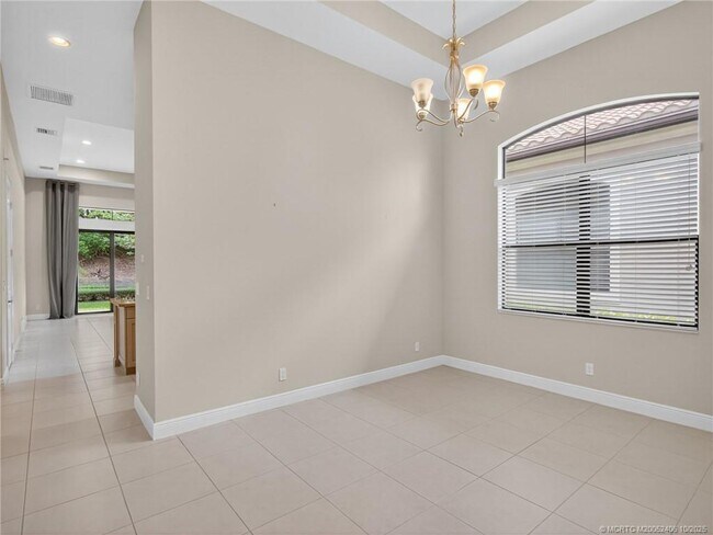 Building Photo - 600 SE Fascino Cir